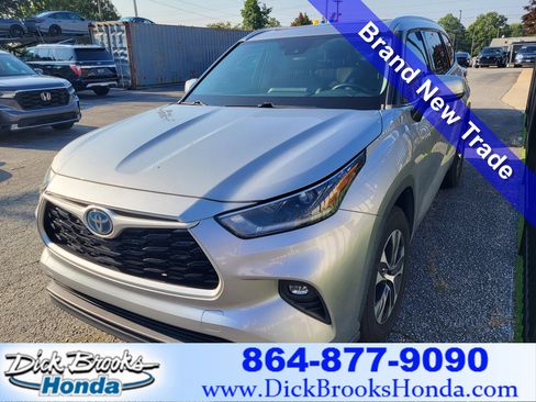 Used 2021 Toyota Highlander XLE FWD image 1