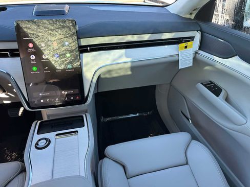 New 2025 Volvo EX90 Plus w/ Protection Package Premier image 19