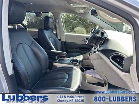 Used 2024 Chrysler Pacifica Touring-L image 22