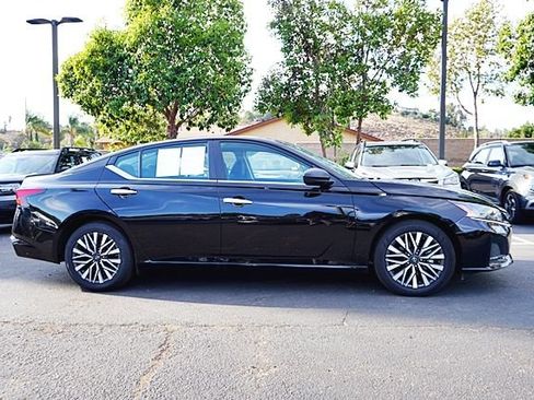 Used 2025 Nissan Altima 2.5 SV FWD image 7