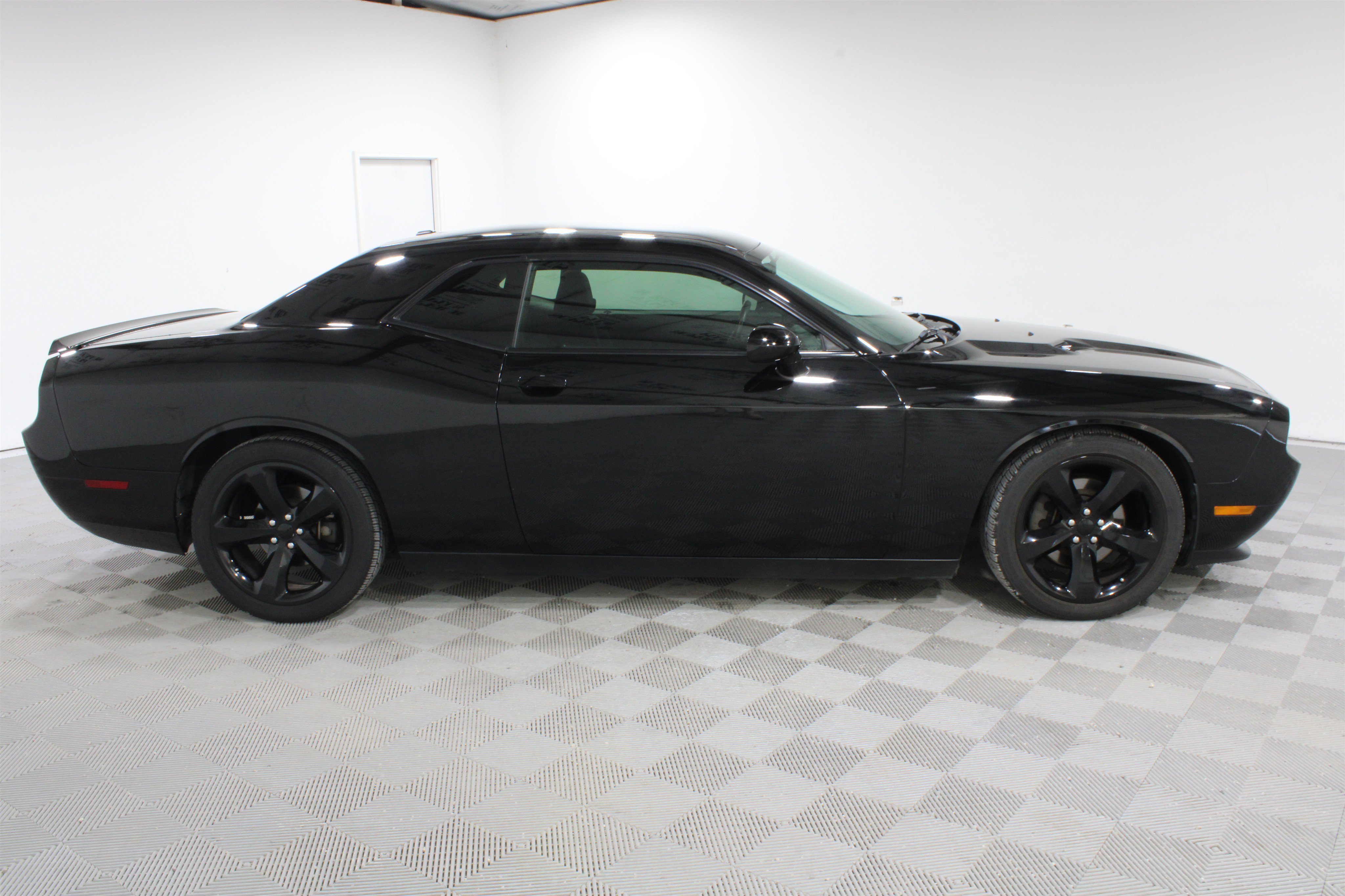 Used 2014 Dodge Challenger R/T w/ Blacktop Package RWD image 2
