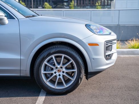 Certified 2026 Porsche Cayenne AWD/4WD image 9