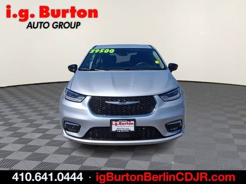 Used 2024 Chrysler Pacifica Touring-L FWD image 2