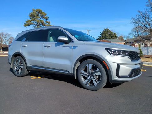 Used 2023 Kia Sorento SX Prestige w/ Panoramic Sunroof Package image 2