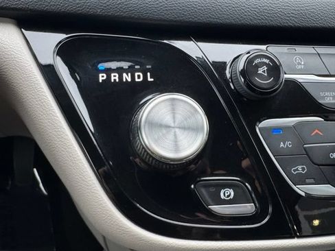 Used 2017 Chrysler Pacifica Touring FWD image 13