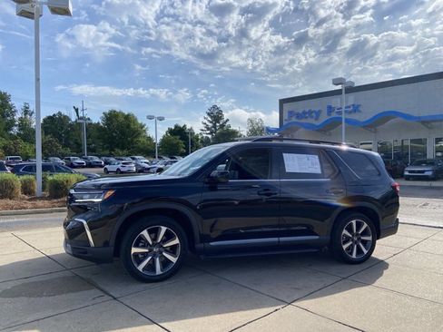 Used 2023 Honda Pilot Touring image 6