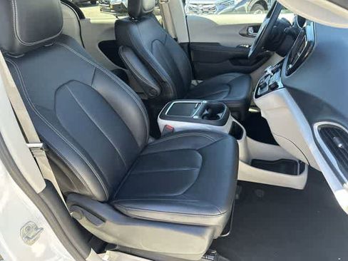 Used 2024 Chrysler Pacifica Touring-L image 18
