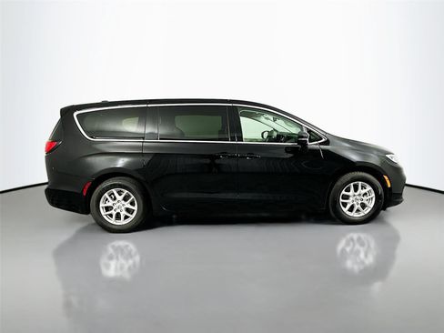 Used 2024 Chrysler Pacifica Touring-L FWD image 16