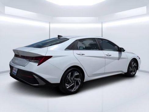Used 2025 Hyundai Elantra SEL FWD image 3