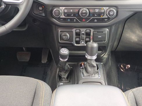 Used 2025 Jeep Wrangler Unlimited Sahara AWD/4WD image 20