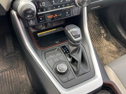 Used 2021 Toyota RAV4 Limited image 32