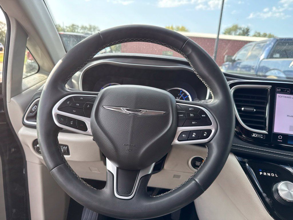 Used 2023 Chrysler Pacifica Touring-L FWD image 11
