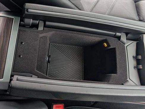 Used 2023 BMW 740i image 30