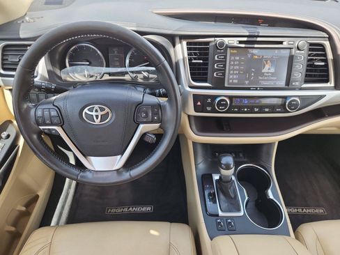 Used 2015 Toyota Highlander XLE AWD/4WD image 11
