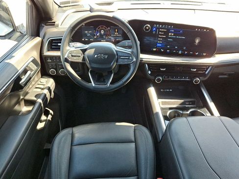 Used 2025 Chevrolet Suburban Z71 AWD/4WD image 12