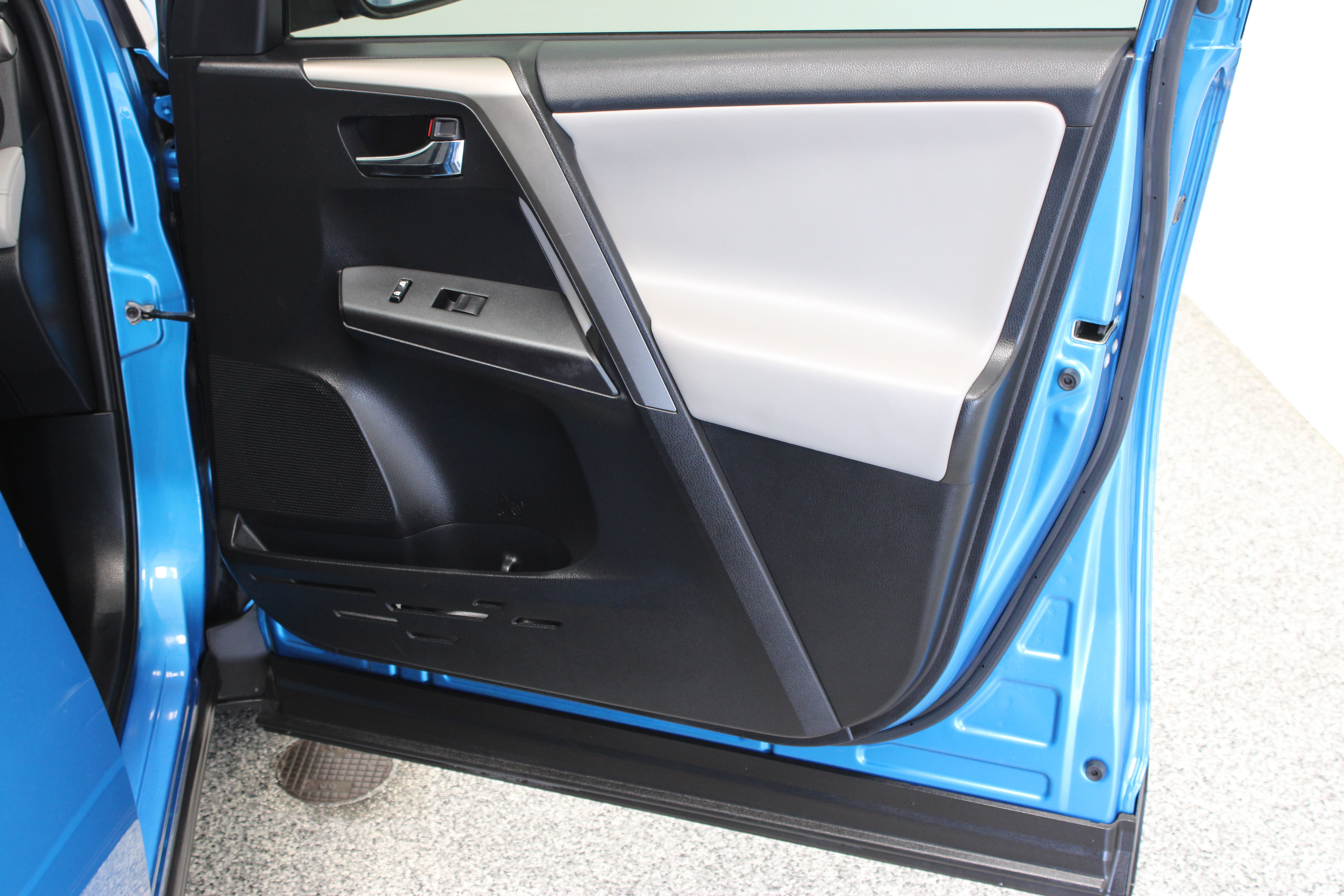 Used 2018 Toyota RAV4 XLE FWD image 35