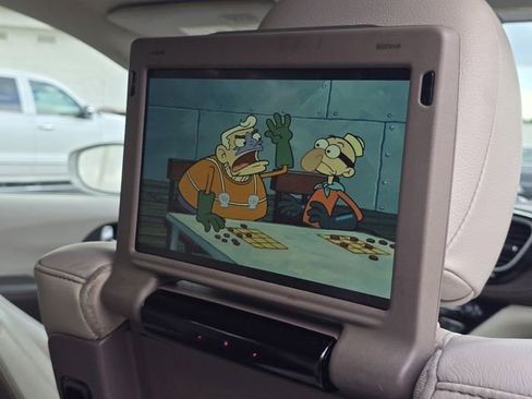 Used 2021 Chrysler Pacifica Touring-L w/ Uconnect Theater Family Group FWD image 11