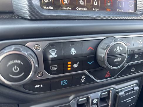 Used 2023 Jeep Wrangler Unlimited w/ Sun & Screen Package image 21