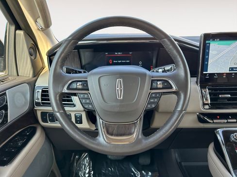 Used 2023 Lincoln Navigator Reserve image 14