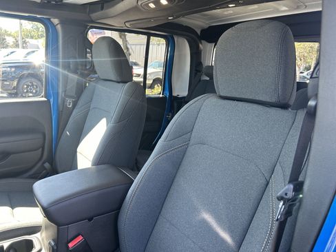 New 2025 Jeep Gladiator Sport image 13