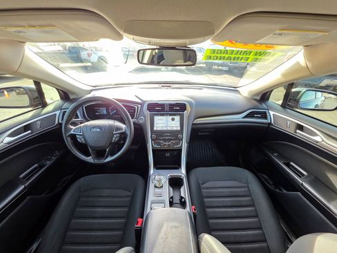 Used 2019 Ford Fusion SE image 2