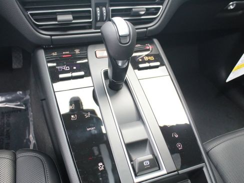 New 2026 Porsche Macan AWD/4WD image 16