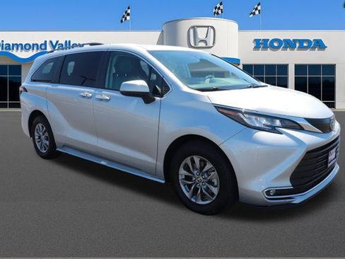 Used 2023 Toyota Sienna XLE FWD image 1