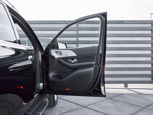 Used 2025 Mercedes-Benz GLS 63 AMG 4MATIC image 23