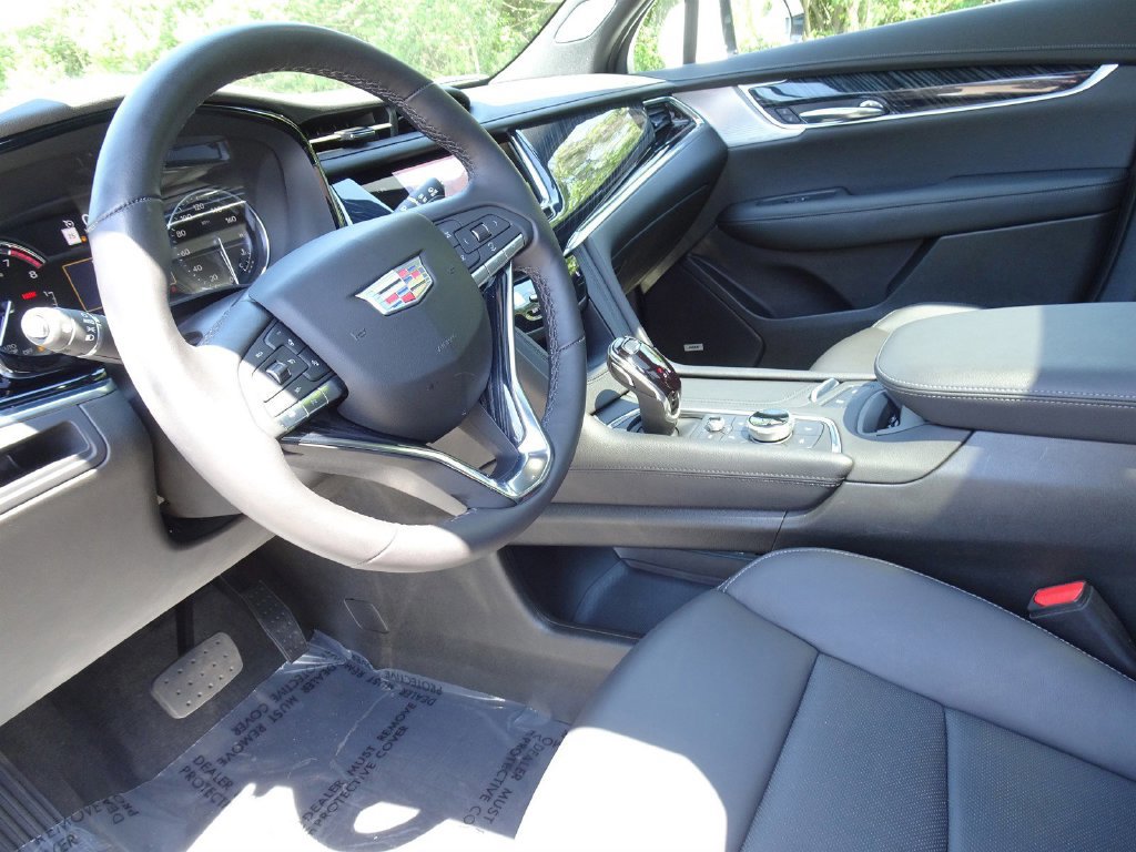 Certified 2025 Cadillac XT6 Premium Luxury w/ LPO, Floor Liner Package AWD/4WD image 9