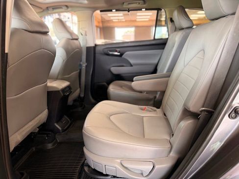 Used 2022 Toyota Highlander XLE FWD image 15