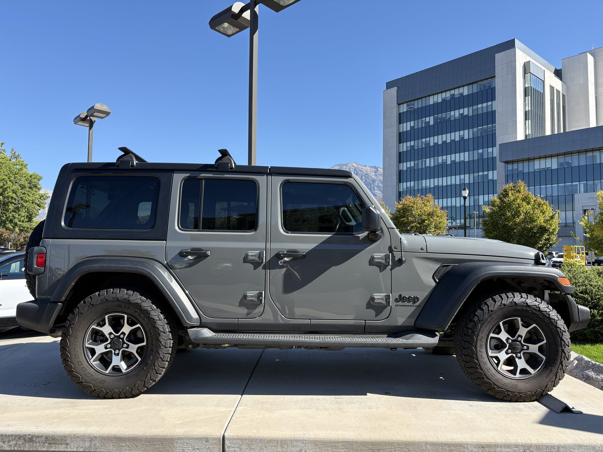 Used 2023 Jeep Wrangler Unlimited Sport AWD/4WD image 2