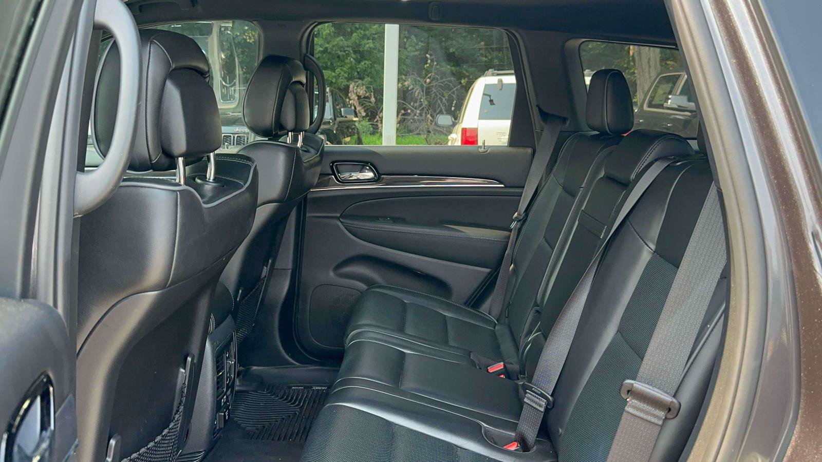 Used 2019 Jeep Grand Cherokee Overland AWD/4WD image 9