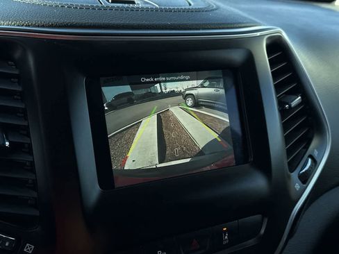 Used 2021 Jeep Cherokee Latitude Plus image 19