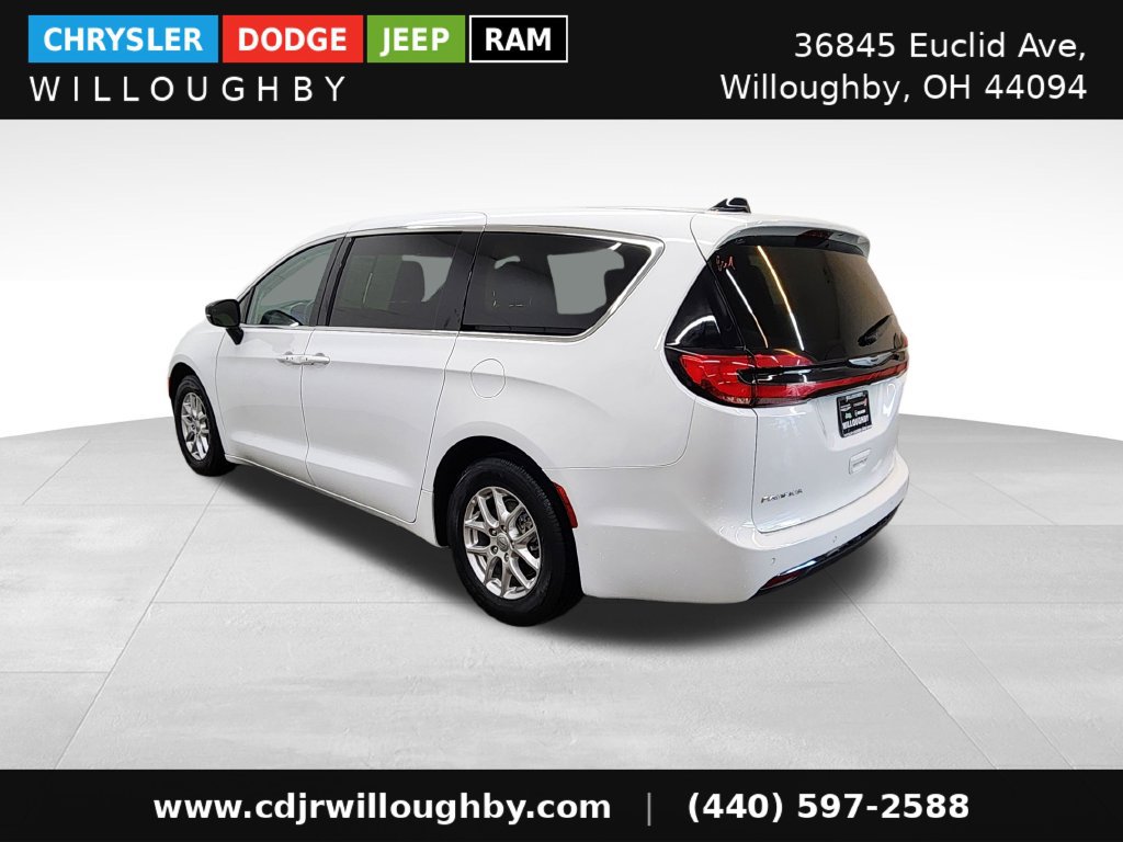 Used 2024 Chrysler Pacifica Touring-L FWD image 7
