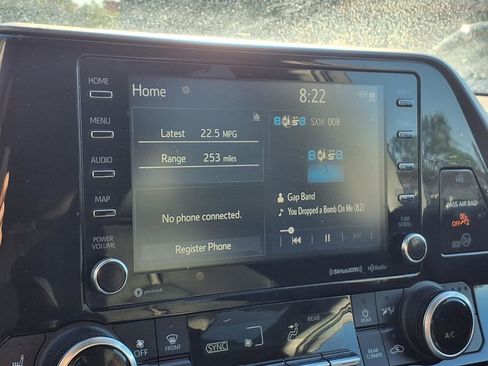 Used 2021 Toyota Highlander XLE AWD/4WD image 7