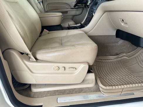 Used 2011 Cadillac Escalade Premium RWD image 34