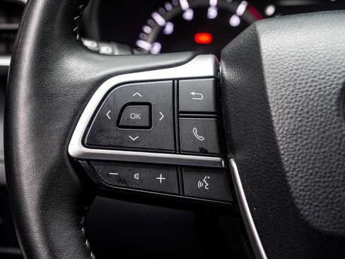 Used 2025 Toyota Highlander LE FWD image 28