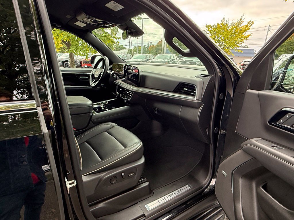 Used 2026 Chevrolet Suburban Premier AWD/4WD image 18