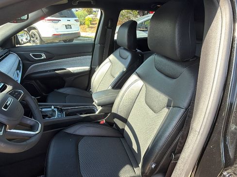 Used 2025 Jeep Compass Latitude image 17