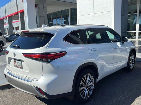 Used 2022 Toyota Highlander Platinum image 3