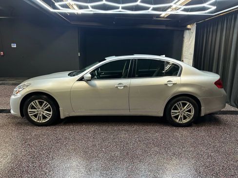 Used 2011 INFINITI G37 x Sedan w/ Premium Pkg image 4
