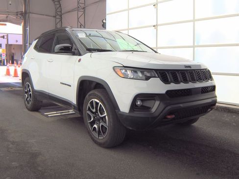 Used 2024 Jeep Compass Trailhawk AWD/4WD image 1