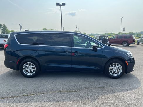 New 2025 Chrysler Pacifica Select image 4