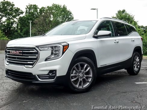 Used 2022 GMC Terrain SLT w/ Tech Package FWD image 2