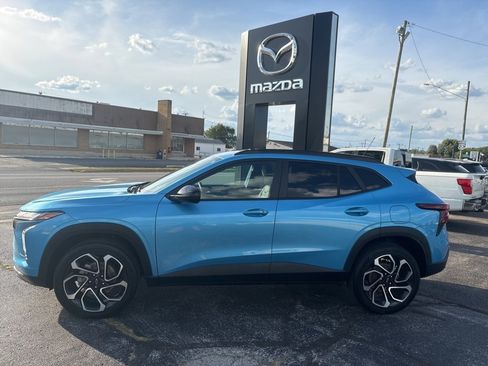 Used 2025 Chevrolet Trax RS image 2