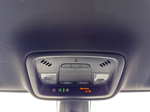 Used 2023 Chevrolet Traverse LT image 35