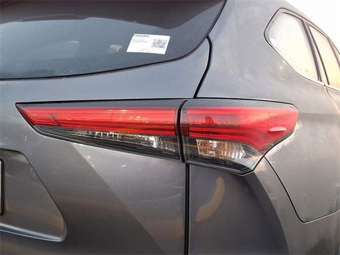 Certified 2023 Toyota Highlander XLE image 15