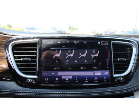 Used 2023 Chrysler Pacifica Limited image 30