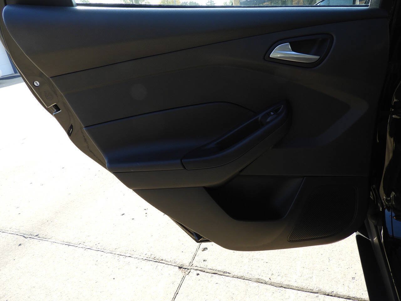 Used 2018 Ford Focus SE w/ Cold Weather Package FWD image 21