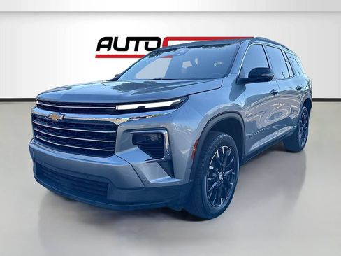 Used 2025 Chevrolet Traverse LT w/ Enhanced Driving Package AWD/4WD image 3